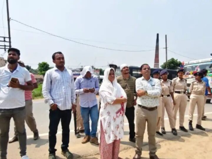एनएच किनारे अतिक्रमण पर चला बुलडोजर, सड़क चौड़ी होने से लोगों को मिली राहत