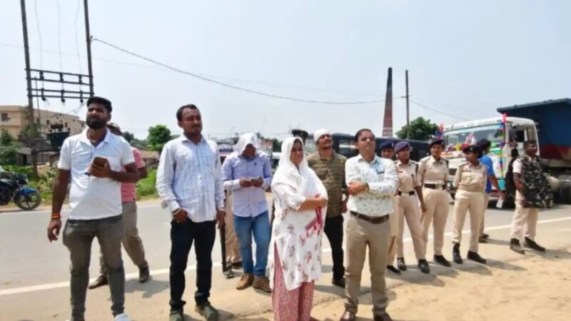 एनएच किनारे अतिक्रमण पर चला बुलडोजर, सड़क चौड़ी होने से लोगों को मिली राहत
