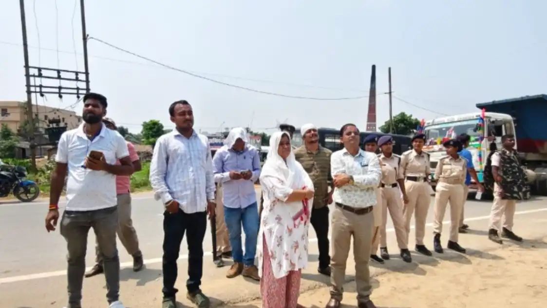 एनएच किनारे अतिक्रमण पर चला बुलडोजर, सड़क चौड़ी होने से लोगों को मिली राहत