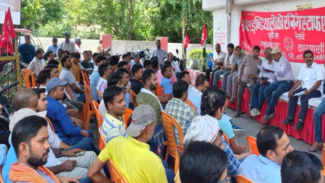 मालगाड़ियों में ट्रेन मैनेजर की तैनाती की मांग को लेकर ट्रेन चालकों का प्रदर्शन