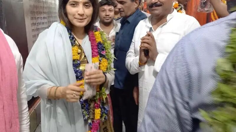 डिम्पल यादव ने किए बाबा कालभैरव के दर्शन