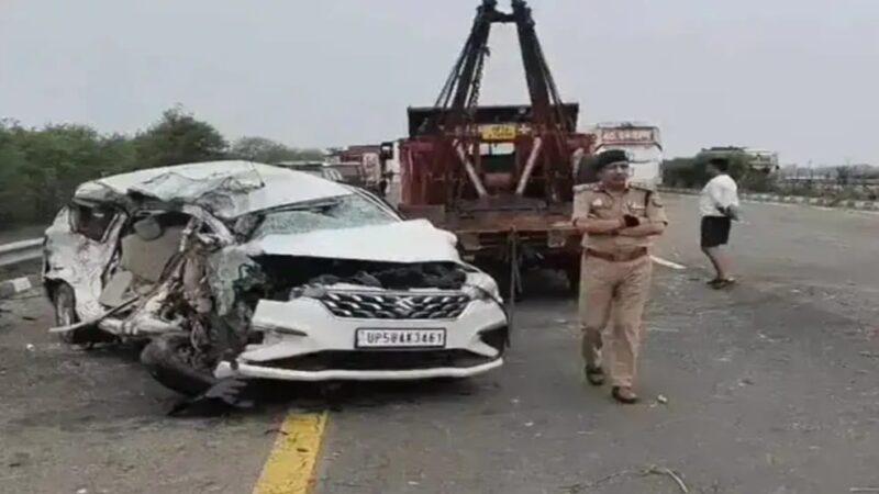 उन्नाव : आगरा-लखनऊ एक्सप्रेसवे पर बस ने कार को मारी टक्कर