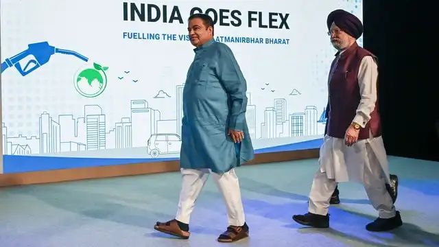 मोदी कैबिनेट में फेरबदल की अटकलें तेज, नितिन गडकरी को मिल सकती है अतिरिक्त जिम्मेदारी