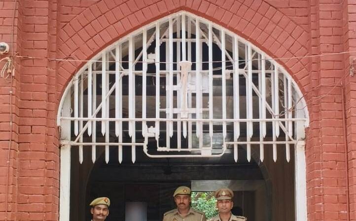 वाराणसी: चाय की दुकान से गांजा बेच रहा तस्कर गिरफ्तार