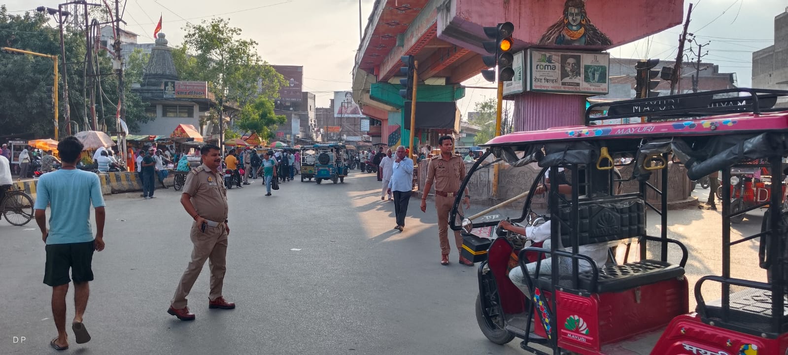 यूपी टीईटी परीक्षा के बाद ट्रैफिक पुलिस बनी परीक्षार्थियों का सहारा