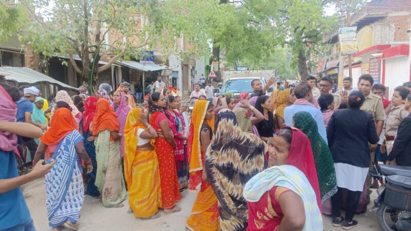 चौबेपुर थाने पर महिलाओं का घंटों हंगामा, कार्रवाई से नाराज होकर किया सड़क जाम