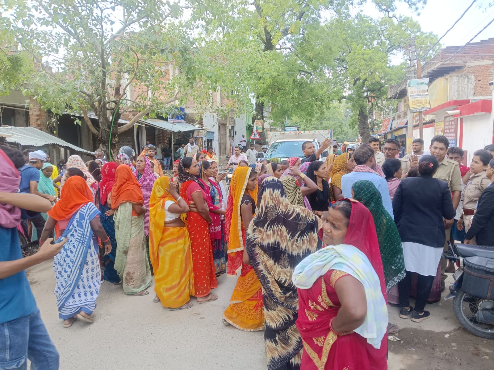 चौबेपुर थाने पर महिलाओं का घंटों हंगामा, कार्रवाई से नाराज होकर किया सड़क जाम