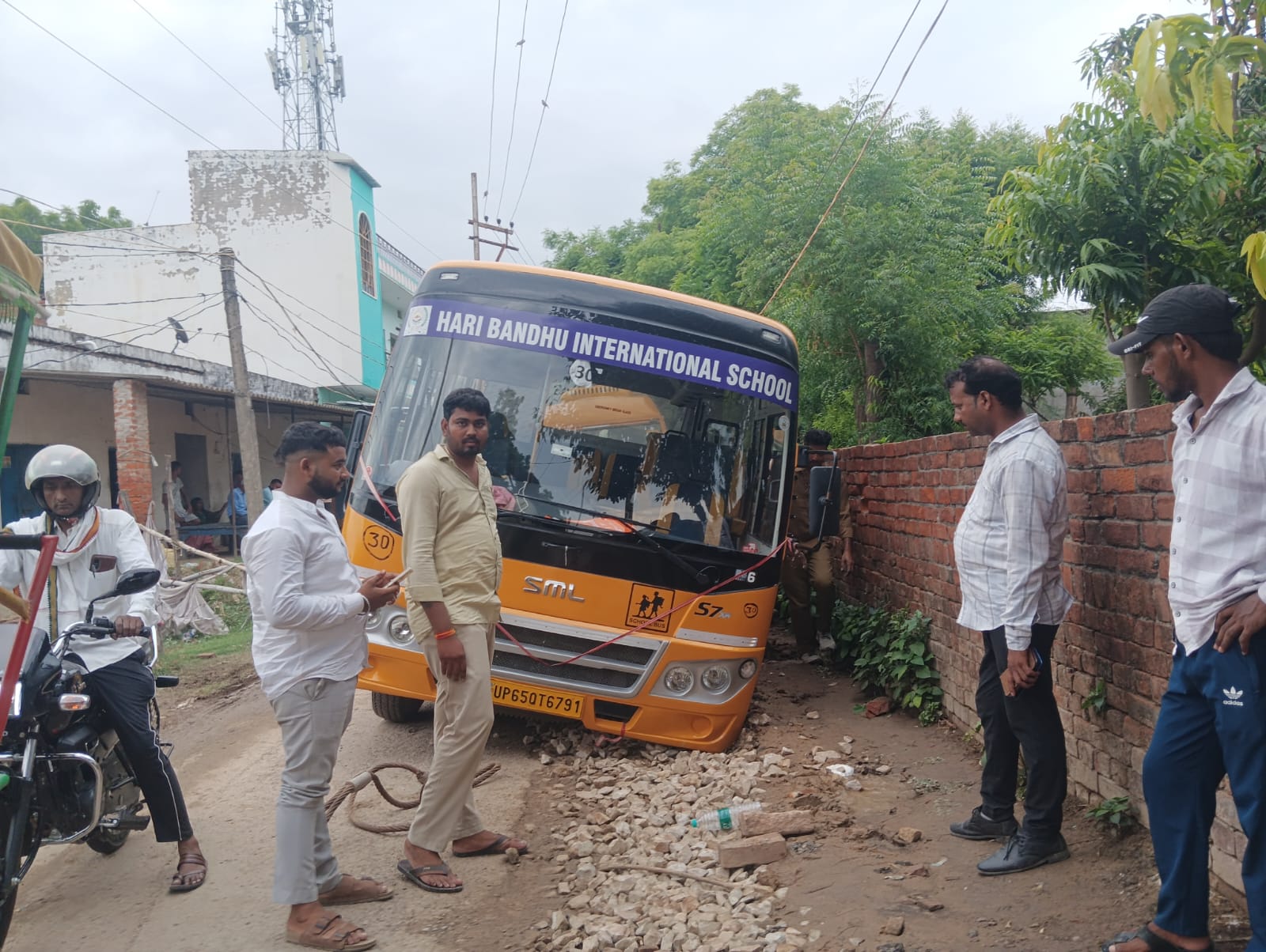 बदहाल सड़क पर बच्चों से भरी स्कूल बस धंसी, बड़ा हादसा टला