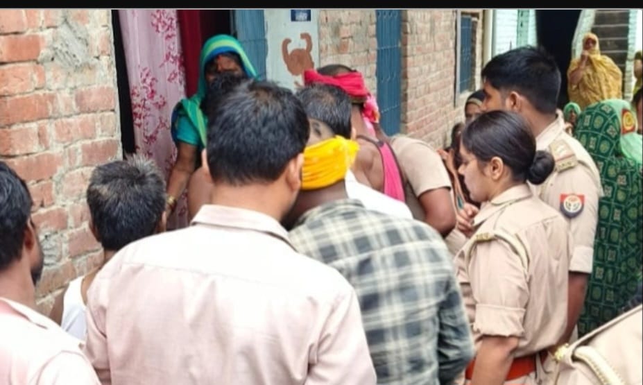 संदिग्ध परिस्थितियों में युवती का शव फंदे से लटका मिला, जांच में जुटी पुलिस