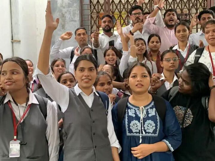 मौखिक परीक्षा में कम अंक मिलने पर काशी विद्यापीठ में छात्रों का प्रदर्शन