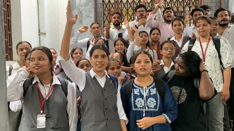 मौखिक परीक्षा में कम अंक मिलने पर काशी विद्यापीठ में छात्रों का प्रदर्शन
