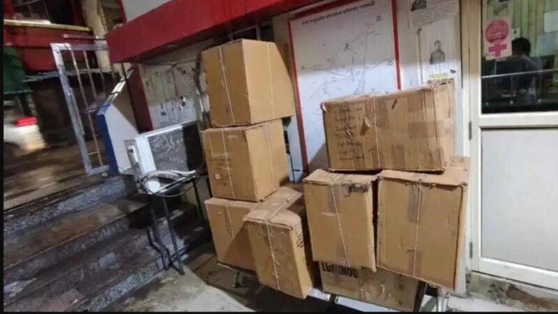 मंडुवाडीह में गैरलाइसेंसी मेडिकल स्टोर पर ड्रग विभाग का छापा