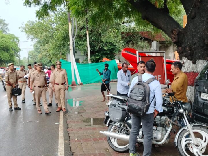 सीएम योगी के दौरे से पहले हटाए गए सड़क किनारे खड़े वाहन