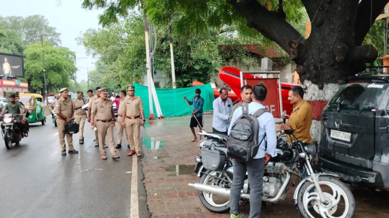 सीएम योगी के दौरे से पहले हटाए गए सड़क किनारे खड़े वाहन