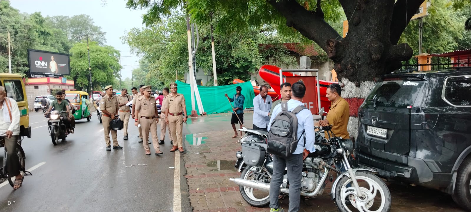 सीएम योगी के दौरे से पहले हटाए गए सड़क किनारे खड़े वाहन