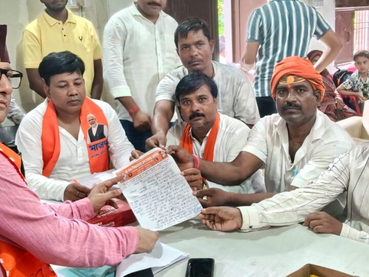 नौका लाइसेंस बहाली की मांग को लेकर निषाद समाज ने कैंट विधायक को सौंपा ज्ञापन