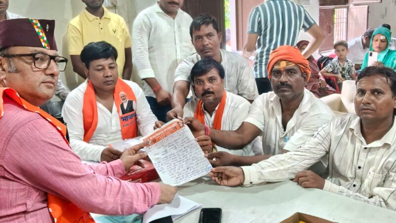 नौका लाइसेंस बहाली की मांग को लेकर निषाद समाज ने कैंट विधायक को सौंपा ज्ञापन