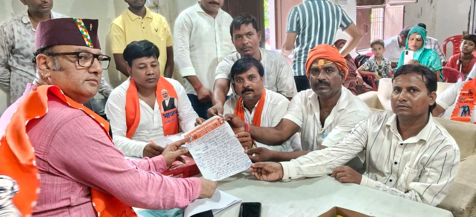 नौका लाइसेंस बहाली की मांग को लेकर निषाद समाज ने कैंट विधायक को सौंपा ज्ञापन