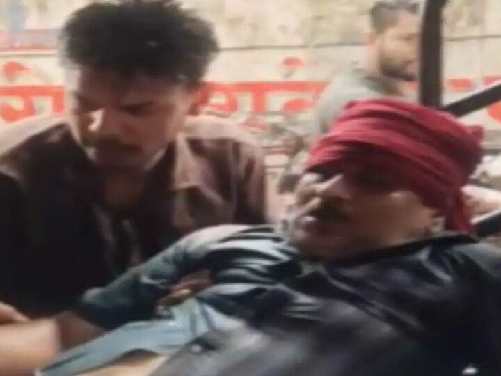 दालमंडी ध्वस्तीकरण के दौरान बंदर से गिरी ईंट