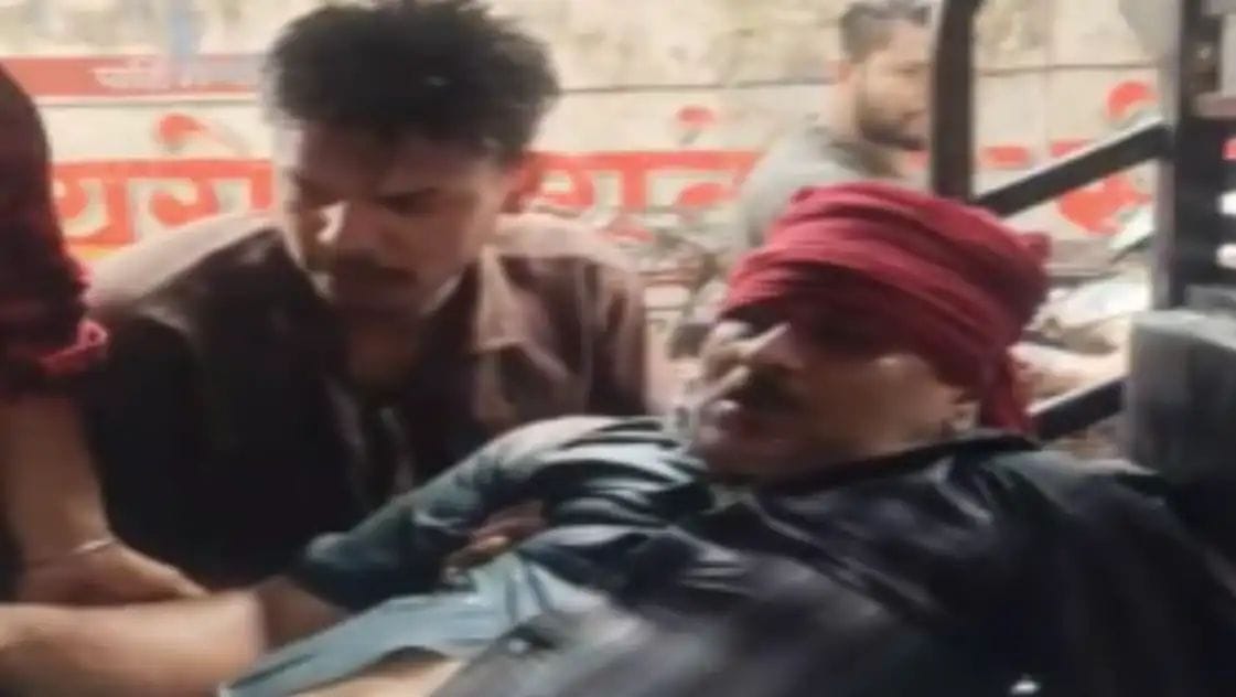 दालमंडी ध्वस्तीकरण के दौरान बंदर से गिरी ईंट