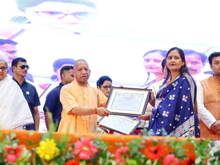 सीएम योगी ने स्वच्छ और हरित विद्यालयों के प्रधानाचार्यों का किया सम्मान, बच्चों का बढ़ाया उत्साह