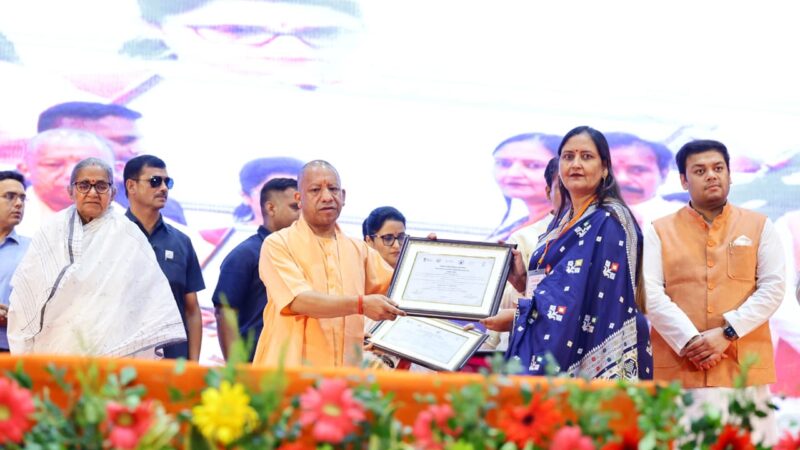 सीएम योगी ने स्वच्छ और हरित विद्यालयों के प्रधानाचार्यों का किया सम्मान, बच्चों का बढ़ाया उत्साह