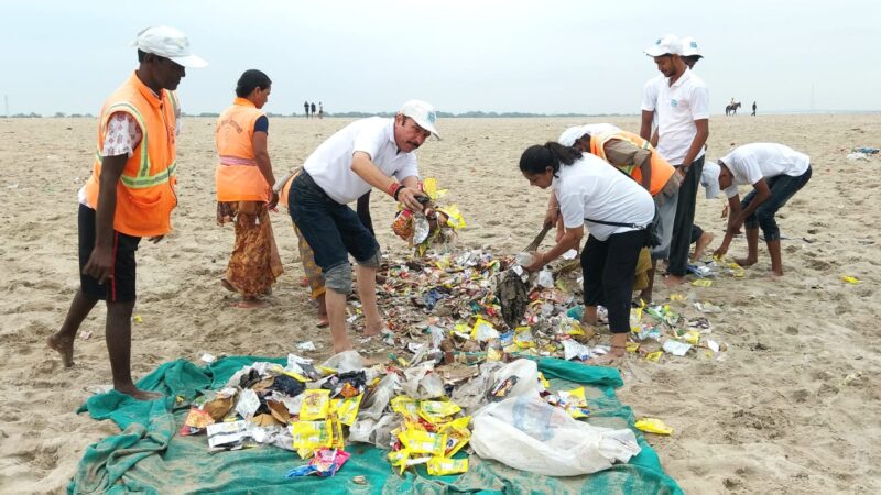 गंगा पार चला महाअभियान, हटाया गया एक टन कूड़ा
