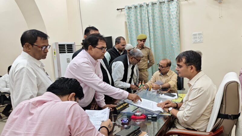 जनता दर्शन में डीएम ने सुनीं फरियादियों की समस्याएं