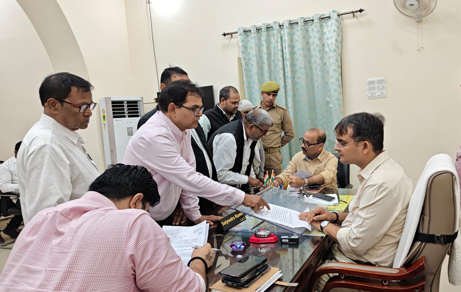 जनता दर्शन में डीएम ने सुनीं फरियादियों की समस्याएं
