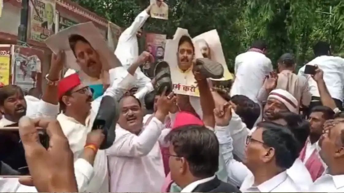 राज्यमंत्री रविंद्र जायसवाल के बयान पर सपा का विरोध प्रदर्शन