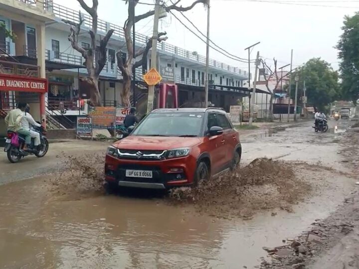मोहनसराय-अदलपुरा मार्ग बना गड्ढों और जलभराव का केंद्र, राहगीर और दुकानदार परेशान
