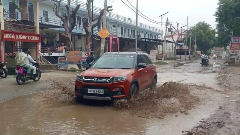 मोहनसराय-अदलपुरा मार्ग बना गड्ढों और जलभराव का केंद्र, राहगीर और दुकानदार परेशान