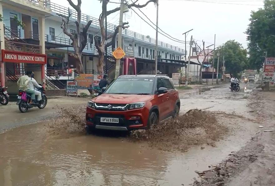 मोहनसराय-अदलपुरा मार्ग बना गड्ढों और जलभराव का केंद्र, राहगीर और दुकानदार परेशान