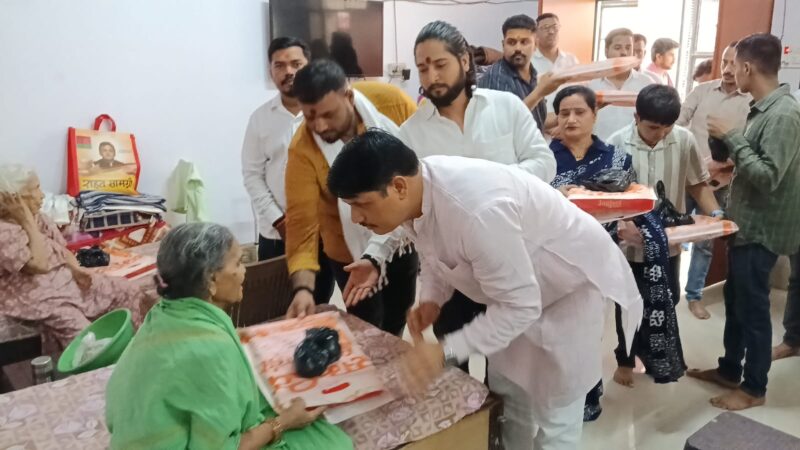 बाबा नागनाथ की 12वीं पुण्यतिथि पर वृद्धाश्रम में साड़ी व फल वितरित