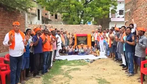 कैंट विधानसभा के नेवादा मुसहर बस्ती में इंटरलॉकिंग सड़क निर्माण का शिलान्यास