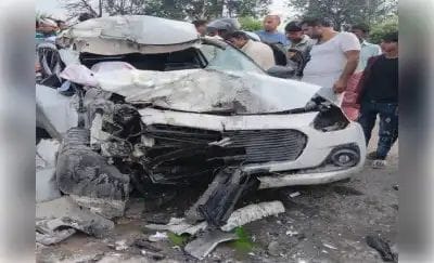 खड़े ट्रक से टकराई कार, पिता-पुत्रवधू की मौत