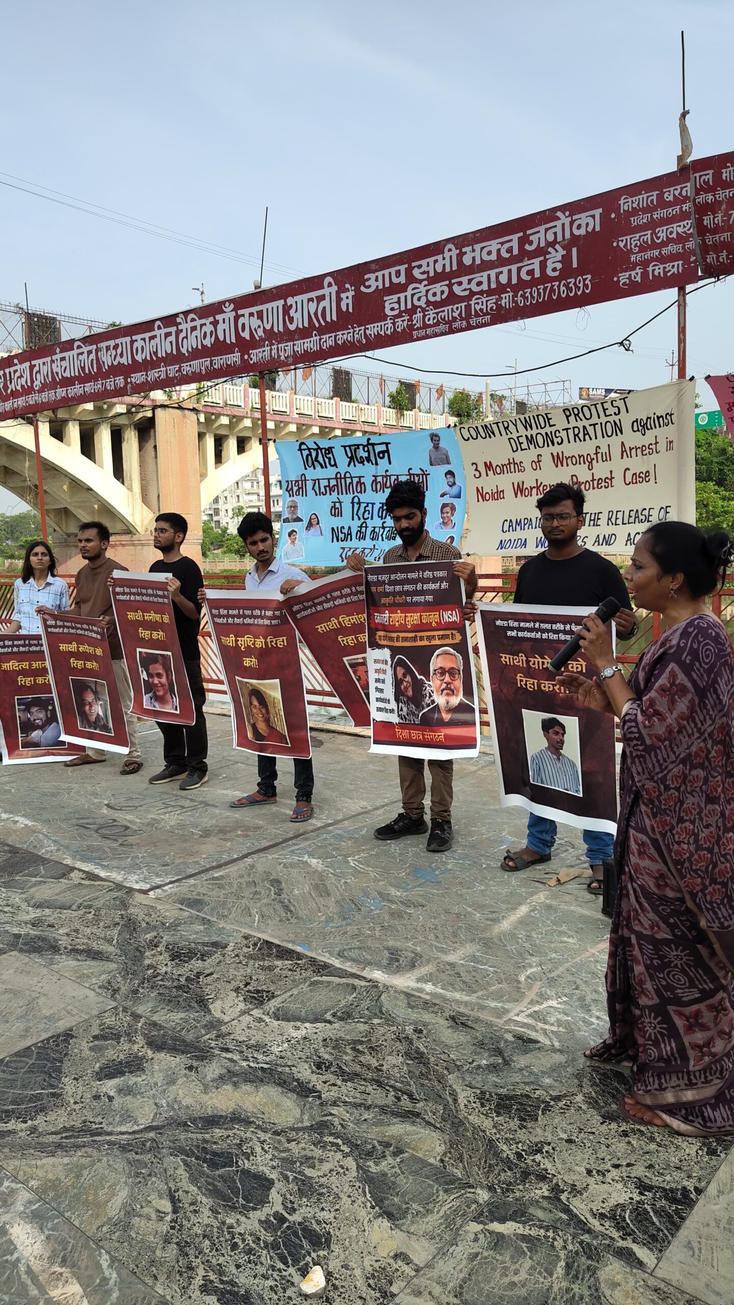 नोएडा मजदूर आंदोलन के बंद कार्यकर्ताओं की रिहाई की मांग को लेकर वाराणसी में प्रदर्शन