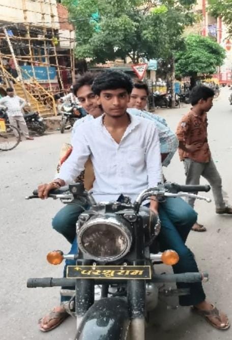 परशुराम’ और ‘राम’ लिखी नंबर प्लेट वाली बुलेट का चालान