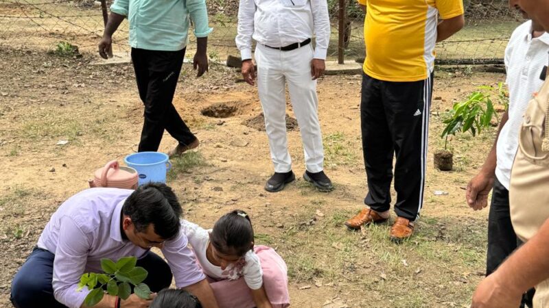 जिलाधिकारी ने सरकारी आवास पर किया पौधारोपण