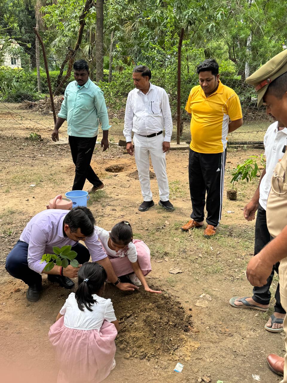 जिलाधिकारी ने सरकारी आवास पर किया पौधारोपण