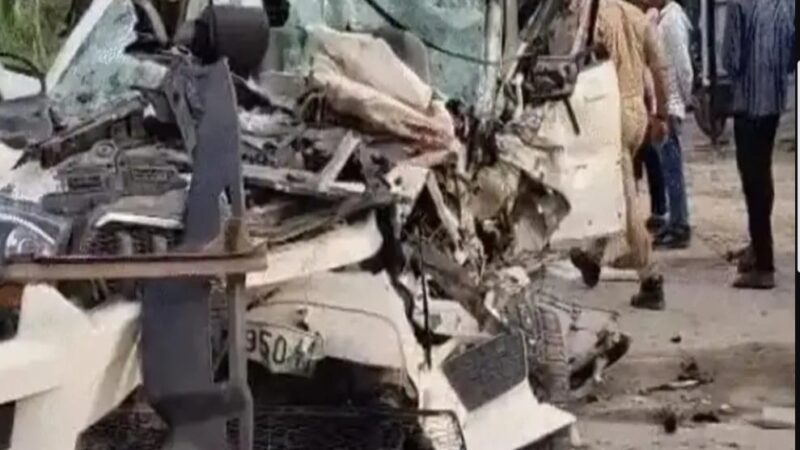 कानपुर : खड़े ट्रक से स्कॉर्पियो की टक्कर में दो मासूम समेत तीन की मौत, नौ घायल