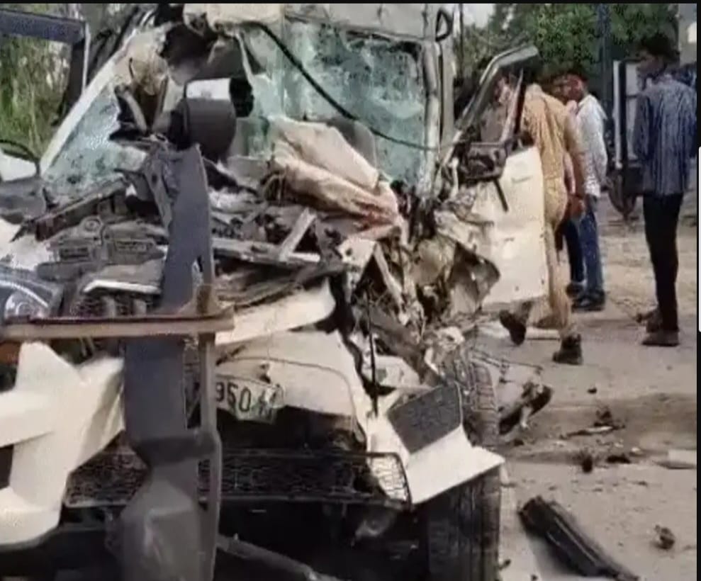 कानपुर : खड़े ट्रक से स्कॉर्पियो की टक्कर में दो मासूम समेत तीन की मौत, नौ घायल