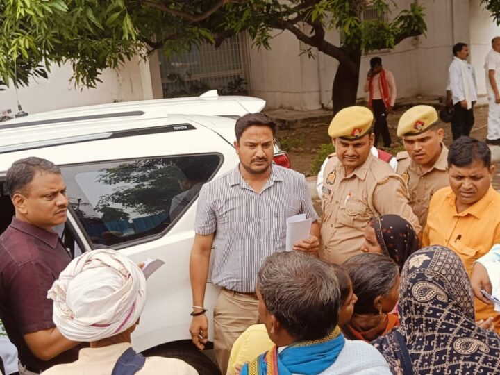 जनसुनवाई में फरियादियों के बीच पहुंचे मंडलायुक्त