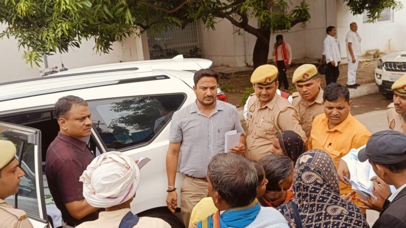 जनसुनवाई में फरियादियों के बीच पहुंचे मंडलायुक्त