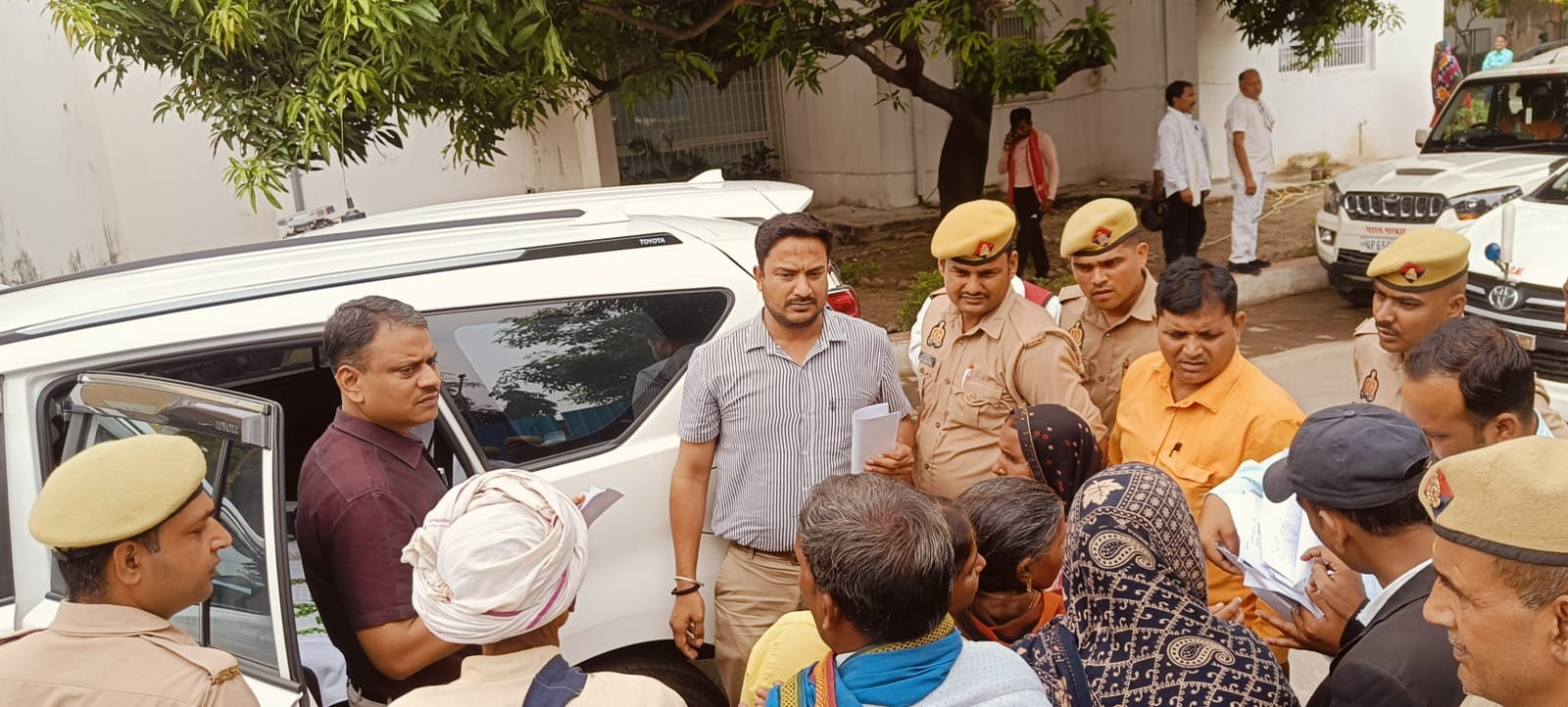 जनसुनवाई में फरियादियों के बीच पहुंचे मंडलायुक्त