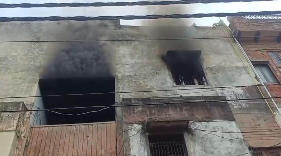 बंद फ्लैट में लगी भीषण आग