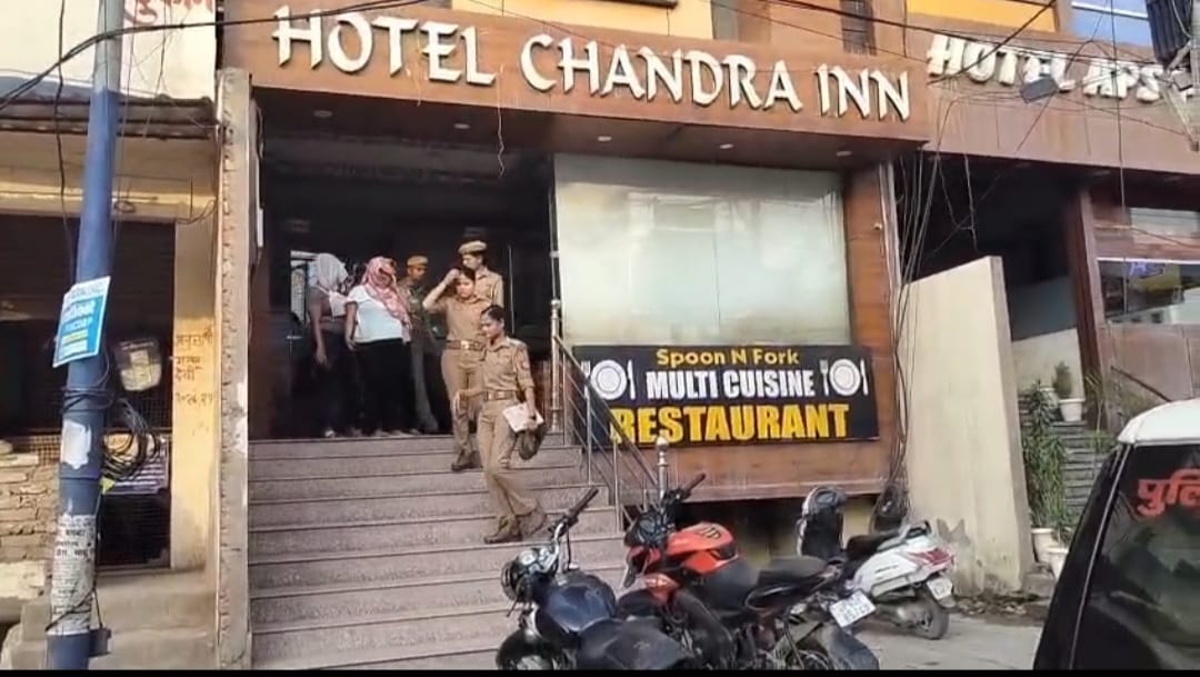 रोहनिया : गेस्ट हाउस पर पुलिस की छापेमारी, तीन युवतियां पूछताछ के लिएभे जी गईं थाने