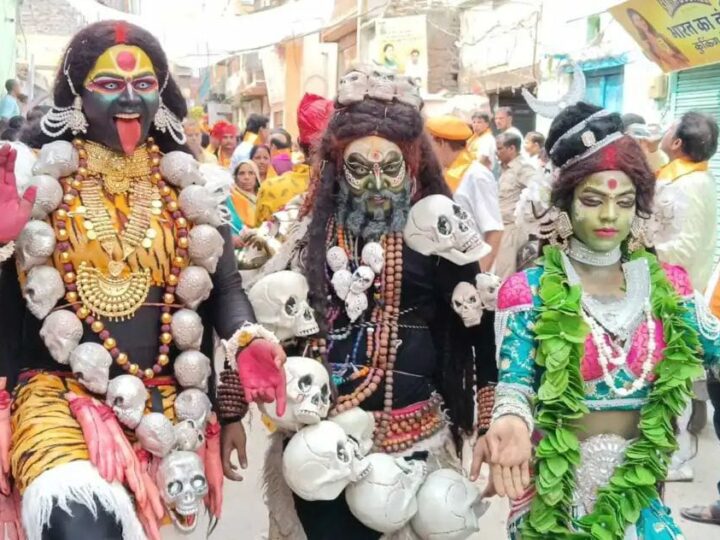 नगर भ्रमण पर निकले काशी के कोतवाल बाबा काल भैरव