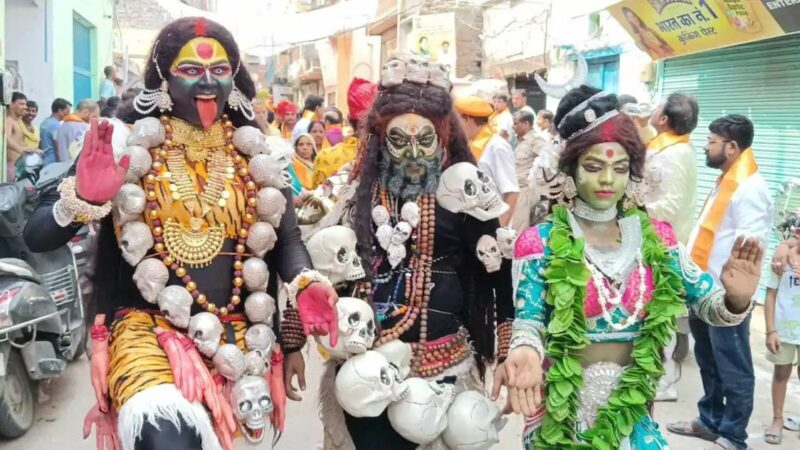 नगर भ्रमण पर निकले काशी के कोतवाल बाबा काल भैरव
