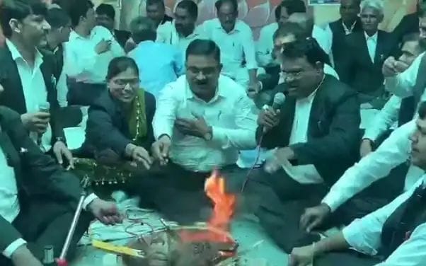राजातालाब तहसील में अधिवक्ताओं का धरना पांचवें दिन भी जारी